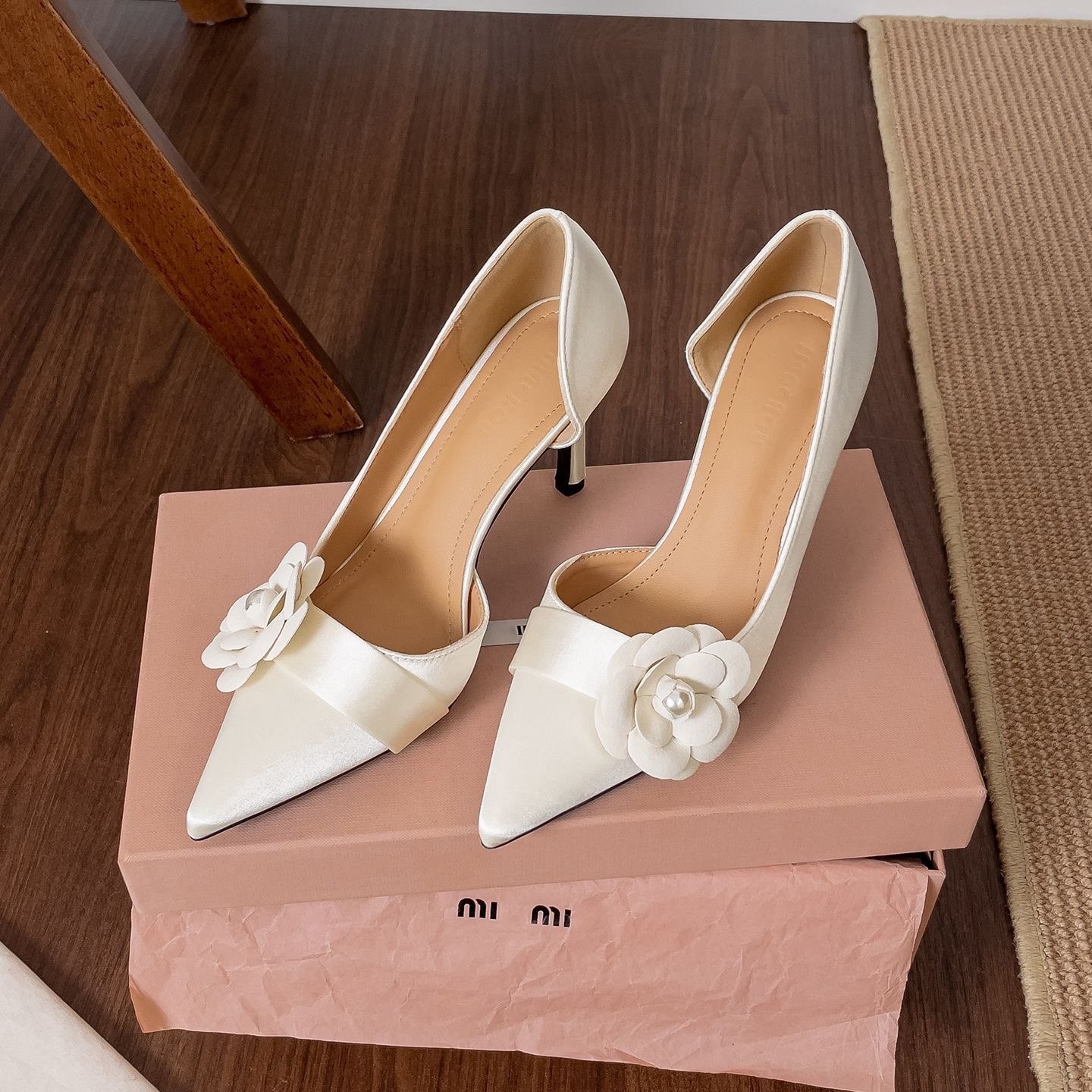 Women Formal Wear Sale - รองเท้าส้นเข็มปลายแหลมผ้าซาตินประดับมุก ลายดอกไม้ ส้นบาง สวมใส่สบาย เหมาะสำหรับงานแต่งงาน งานเลี้ยง