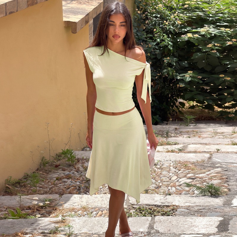 Women Formal Wear For Summer - ชุดเซ็ต 2 ชิ้นสำหรับผู้หญิง เสื้อครอปเปิดไหล่ผูกโบว์ กระโปรงมิดิทรงไม่สมมาตร ชุดเข้าชุดสไตล์